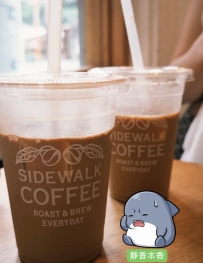 這兩天出門喝到了超難喝和超讚的咖啡☕️  點了拿鐵和摩卡，超級超級超級難喝 但咖啡