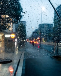 📍東京|雨天限定的浪漫🌧 東京一下雨，整個城市都像開了濾鏡。 撐著傘走在街上，耳機